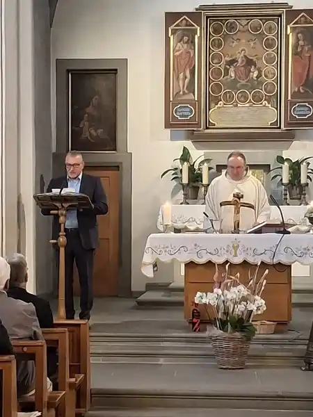Lesung waehrend des AVIS Gottesdienstes in Frauenfeld mit Priester am Altar